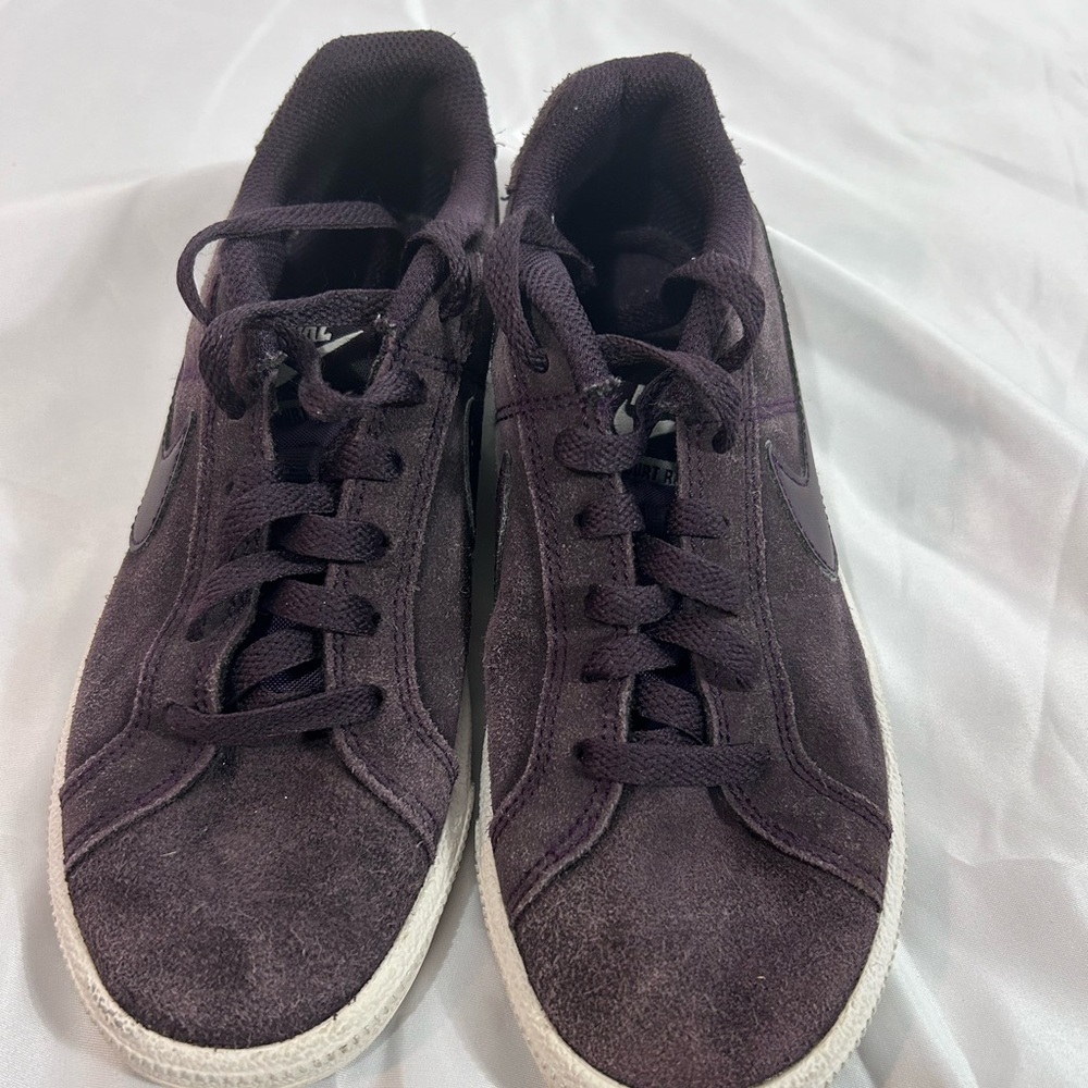 Girls/Women’s Deep purple Nike Sneakers.